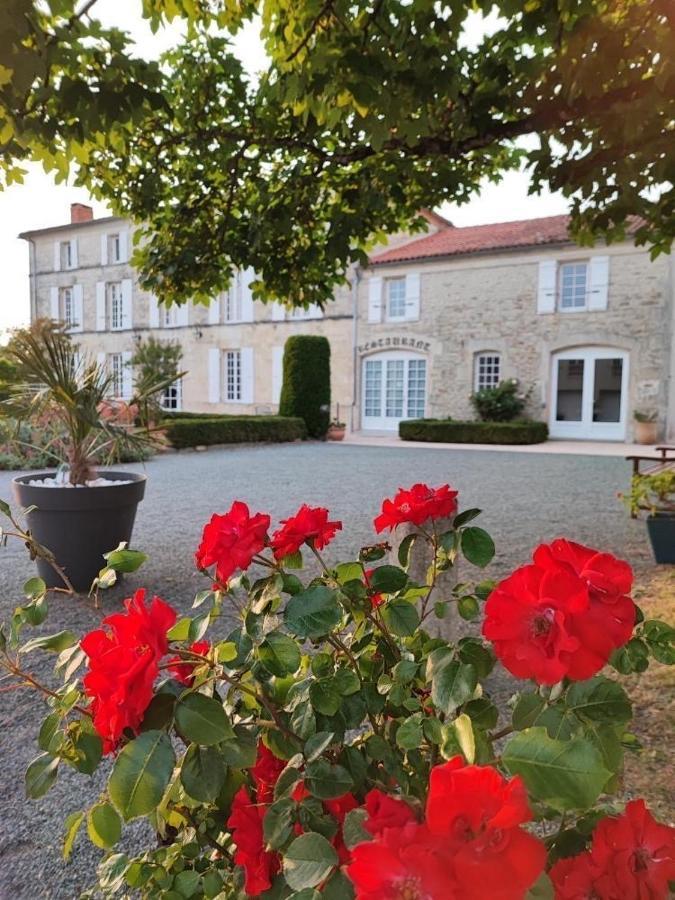 Logis Domaine Du Prieure Hotel Tonnay-Boutonne Exterior photo