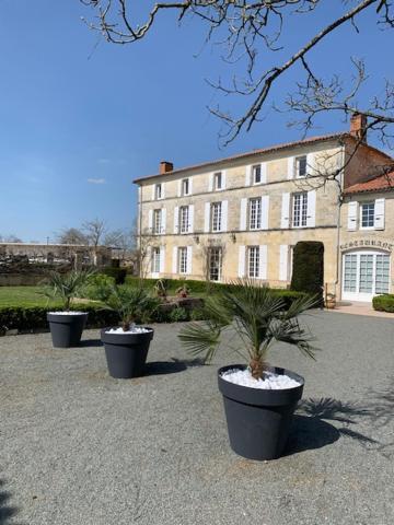 Logis Domaine Du Prieure Hotel Tonnay-Boutonne Exterior photo